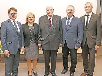 Der scheidende Chefarzt Dr. med. Joachim Kottmann (Mitte) mit Erstem Direktor Werner Krempl, Geschäftsführer der DRV Nordbayern (links), und dem neuen Chefarzt der Frankenklinik Dr. Christian-Georg Kuzmann-Anton. Mit im Bild Ute Blank, Kaufmännische Leiterin der Frankenklinik, und Jürgen Zips, Stellvertreter des Geschäftsführers der DRV Nordbayern.  Quelle: Deutsche Rentenversicherung Nordbayern