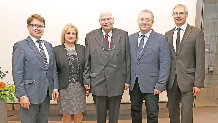 Der scheidende Chefarzt Dr. med. Joachim Kottmann (Mitte) mit Erstem Direktor Werner Krempl, Geschäftsführer der DRV Nordbayern (links), und dem neuen Chefarzt der Frankenklinik Dr. Christian-Georg Kuzmann-Anton. Mit im Bild Ute Blank, Kaufmännische Leiterin der Frankenklinik, und Jürgen Zips, Stellvertreter des Geschäftsführers der DRV Nordbayern.  Quelle: Deutsche Rentenversicherung Nordbayern
