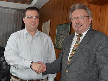 Nach der Vereidigung begrüßt Bürgermeister Hans Peitz (rechts) das neue Ratsmitglied Christian Haderlein.  K.- H. Hofmann