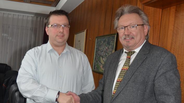 Nach der Vereidigung begrüßt Bürgermeister Hans Peitz (rechts) das neue Ratsmitglied Christian Haderlein.  K.- H. Hofmann