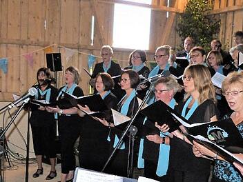 Der Chor "SANVoices" mit seinem Leiter Jörg Schmidt (links)  Foto: Werner Reißaus