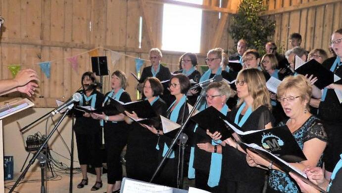 Der Chor "SANVoices" mit seinem Leiter Jörg Schmidt (links)  Foto: Werner Reißaus