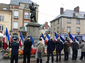 Franzosen und Deutsche gedachten den Toten des Ersten Weltkriegs - hier eine Fahnenabordnung der Veteranen.  Foto: pr