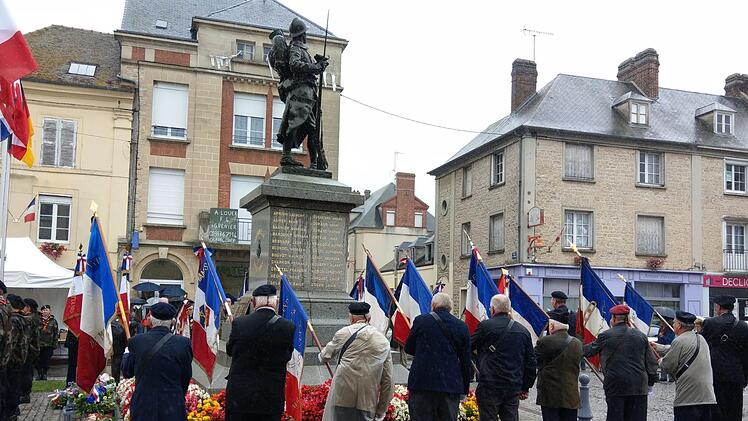 Franzosen und Deutsche gedachten den Toten des Ersten Weltkriegs - hier eine Fahnenabordnung der Veteranen.  Foto: pr