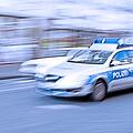 Die Polizei sucht nach dem Fahrer eines brandneuen Porsches, der auf der A9 zwischen Pegnitz und Bayreuth andere Verkehrsteilnehmer nötigte und gefährdete. Symbolfoto: Starpics/Adobe Stock