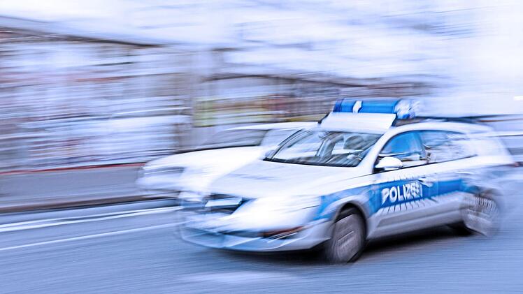 Die Polizei sucht nach dem Fahrer eines brandneuen Porsches, der auf der A9 zwischen Pegnitz und Bayreuth andere Verkehrsteilnehmer nötigte und gefährdete. Symbolfoto: Starpics/Adobe Stock