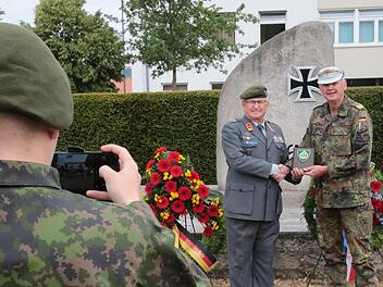 General Michael Matz erhielt beim Tag der Infanterie ein Geschenk vom finnischen Ex-General Pertti Laatikainen.