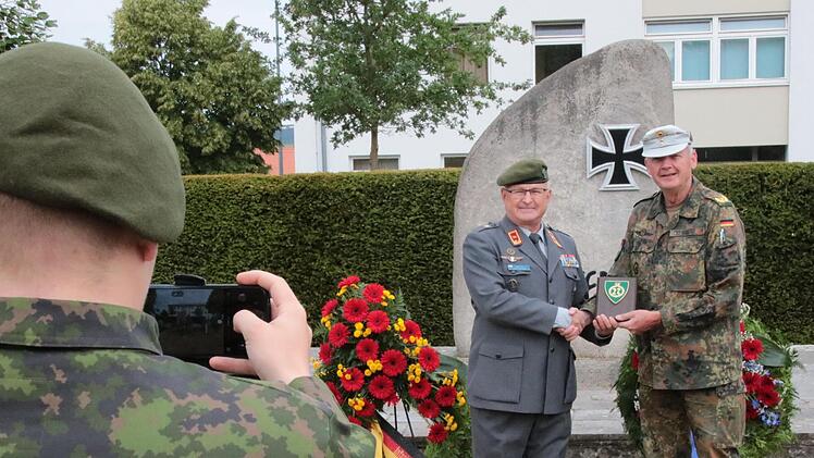 General Michael Matz erhielt beim Tag der Infanterie ein Geschenk vom finnischen Ex-General Pertti Laatikainen.