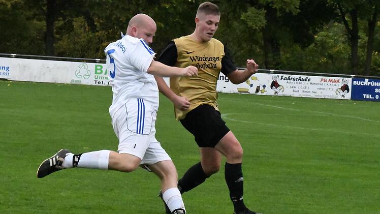Thomas Denner (links) vom FC WMP Lauertal II trifft hier auf Louis K&ouml;nig von der SG Eltingshausen/Rottershausen II. Der Heimelf gelang ein 1:1-Unentschieden und somit ein wichtiger Punkt im Abstiegskampf.Foto Hopf