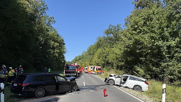 Landkreis Ha&szlig;berge: Autofahrer ger&auml;t in den Gegenverkehr - 59-J&auml;hriger lebensgef&auml;hrlich verletzt
