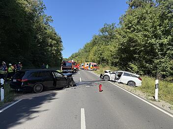 Landkreis Haßberge: Autofahrer gerät in den Gegenverkehr - 59-Jähriger lebensgefährlich verletzt