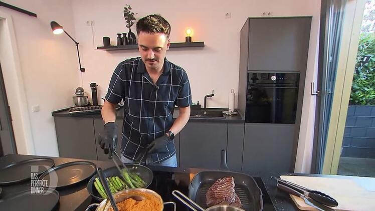 Dass Patrick das Rind in der Grillpfanne anbr&auml;t, d&uuml;rfte Frederik erfreuen.