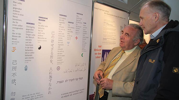 "Alles, was Ihr wollt, dass auch die Menschen tun, das tut auch Ihr ihnen ebenso", sagt das Christentum - in anderen Religionen gibt es ganz ähnliche "goldene Regeln", staunen Heinz Hausmann und Schulleiter Klaus Morsch. Fotos: Sonja Adam