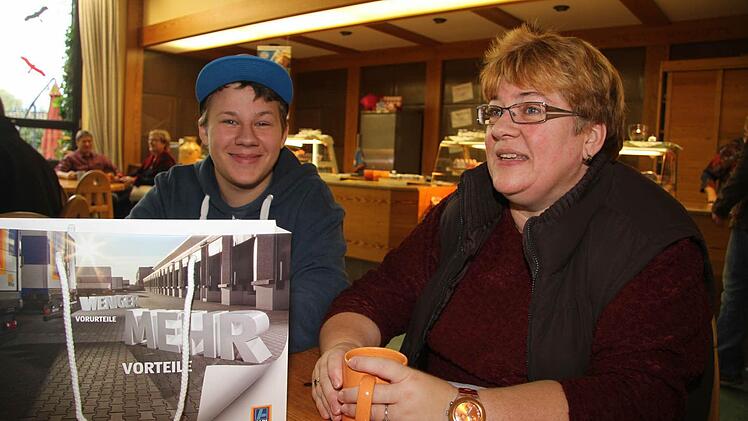 Nach dem Rundgang muss Zeit für einen Kaffee sein: Elke Ufer aus Untersteinach hat sich mit ihrem Sohn Jan Henrik (15) auf der Ausbildungsmesse umgesehen, denn er ist in der neunten Klasse und die Berufswahl steht an.