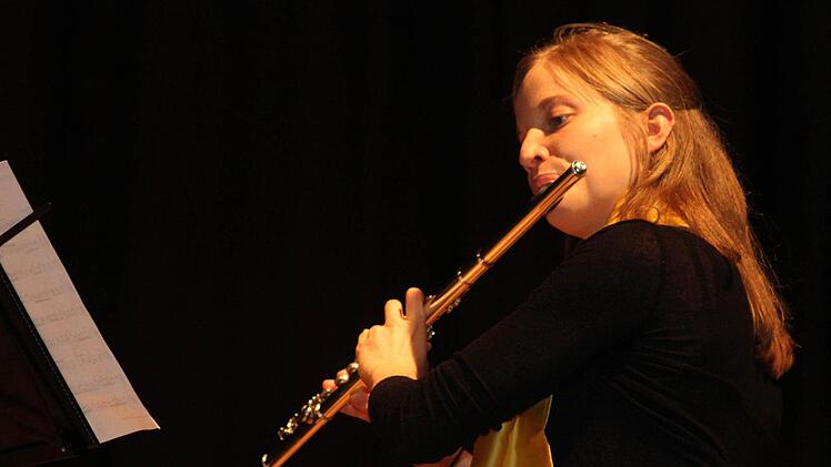 Katrin Weiß spielte nicht nur Querflöte, sondern wagte sich auch ans Krummhorn. Foto: Sonja Adam