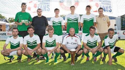 Als Zweitplatzierter beim Bezirksfinale um den Erdinger-Cup hat sich der FC Stockheim mit Trainer Andreas Engel (links stehend) für dem Landesfinale am kommenden Samstag qualifiziert. Foto: Heinrich Weiß