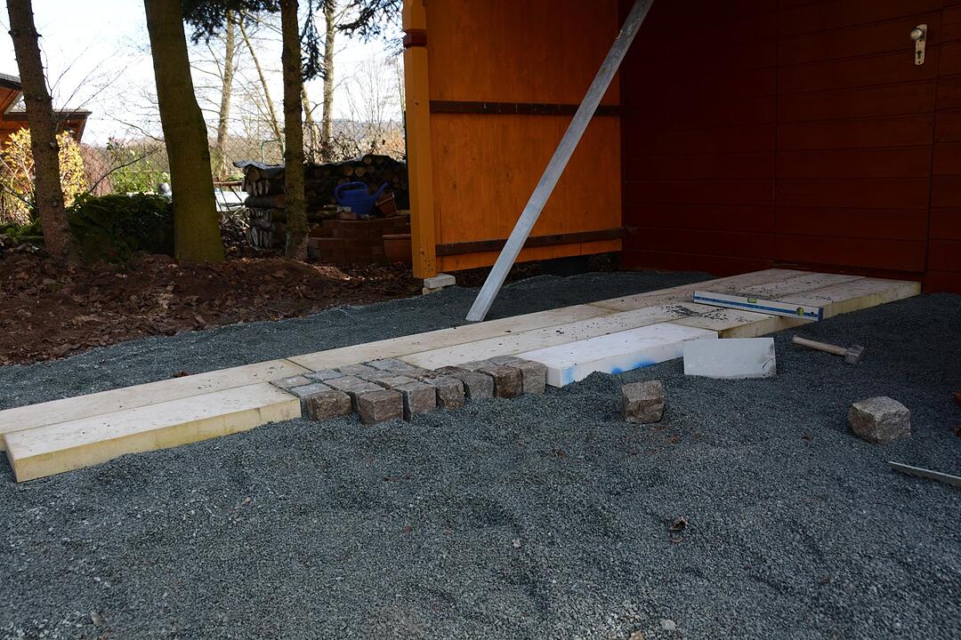 Große Platten schließen Flächen, Pflastersteine dazwischen lockern das Gesamtbild auf.