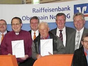 Die Raiffeisenbank Obermain Nord ehrte Mitglieder für 95 und 50 Jahre Treue.  Foto: Dieter Wolf