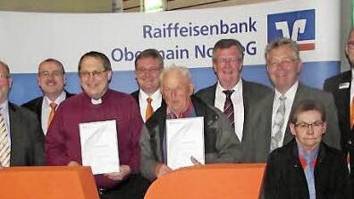 Die Raiffeisenbank Obermain Nord ehrte Mitglieder für 95 und 50 Jahre Treue.  Foto: Dieter Wolf