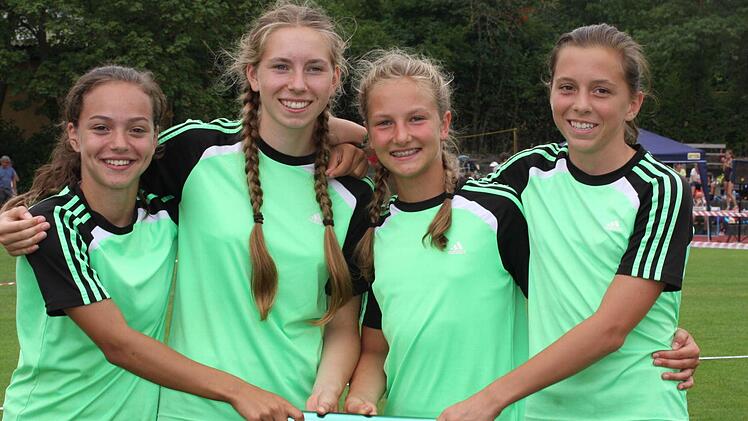 Die U14-Staffel des TV DJK Hammelburg gewann in Güntersleben mit neuer Bayerischer Jahresbestleistung. Von links: Jule Betz, Elisa Eich, Lena Weigand und Lilian Heid.  Fotos: Reinhold Nürnberger