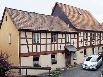 Der alte Kindergarten aus dem 19. Jahrhundert und das später erbaute Schwesternheim (links) wurden verkauft. Foto: Andreas Welz