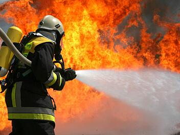 Verschiedene Feuerwehren des Irmelshausener Umkreises verhinderten am Freitag einen Großbrand in einer Scheune. Foto: Ronald Rinklef