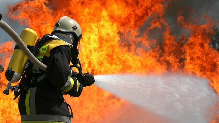 Verschiedene Feuerwehren des Irmelshausener Umkreises verhinderten am Freitag einen Großbrand in einer Scheune. Foto: Ronald Rinklef