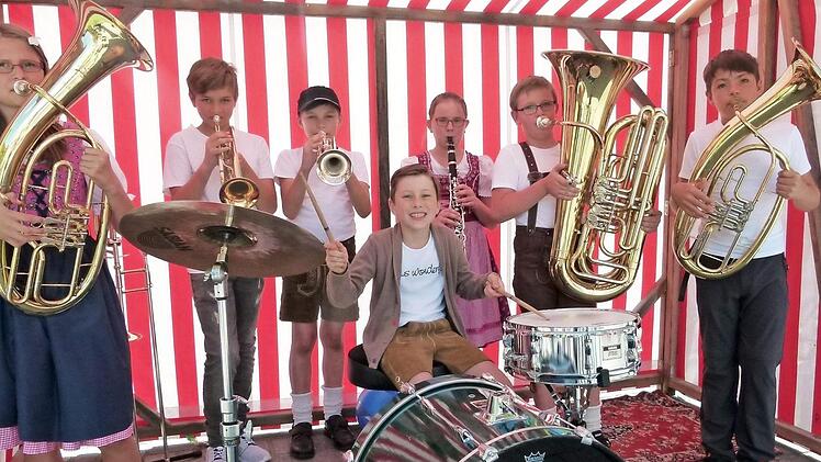 Die Bläserklasse der Roßfelder Musikanten trug zum Gelingen des "Tages der Vereine" bei. Foto: Lothar Weidner