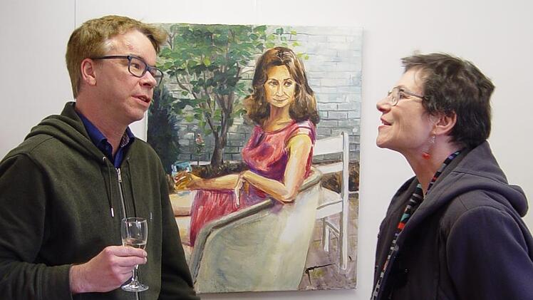 Nach der offiziellen Eröffnung der Ausstellung ergaben sich anregende Gespräche. Wie es scheint, beteiligt sich auch die Dame auf dem Gemälde an der Szenerie. Foto: Brigitta Kempe-Wolf