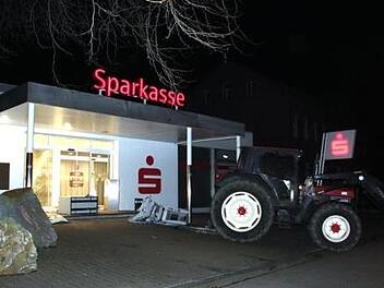 In Nordrhein-Westfalen haben Diebe  einen n&auml;chtlichen Versuch unternommen einen Geldautomaten zu stehlen. Sie sind noch auf der Flucht.   Foto: Polizei Soest
