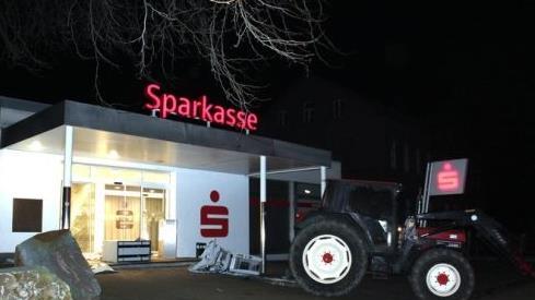 In Nordrhein-Westfalen haben Diebe  einen n&auml;chtlichen Versuch unternommen einen Geldautomaten zu stehlen. Sie sind noch auf der Flucht.   Foto: Polizei Soest