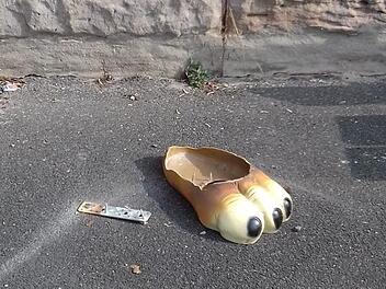 Nur eine Pfote ist von dem Osterhausen vor der ehemaligen Spinnerei in Mainleus übrig. Foto: Markt Mainleus