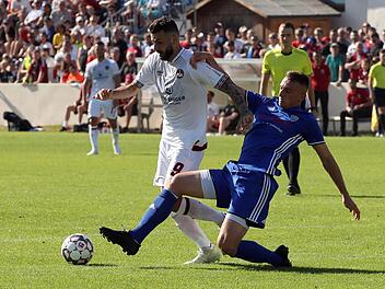 Hayri Özdemir (re.) ließ sich gegen den Club sicherheitshalber auswechseln. Sein Einsatz am Sonntag gegen seinen Ex-Klub Jahn Forchheim ist nicht sicher.  Foto: Sportfoto Zink