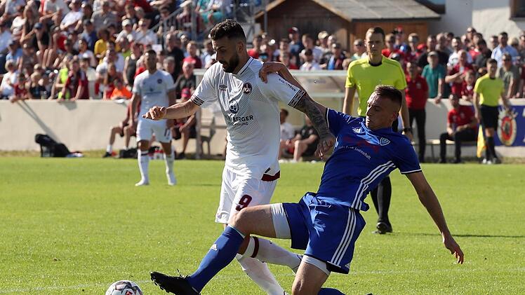 Hayri Özdemir (re.) ließ sich gegen den Club sicherheitshalber auswechseln. Sein Einsatz am Sonntag gegen seinen Ex-Klub Jahn Forchheim ist nicht sicher.  Foto: Sportfoto Zink
