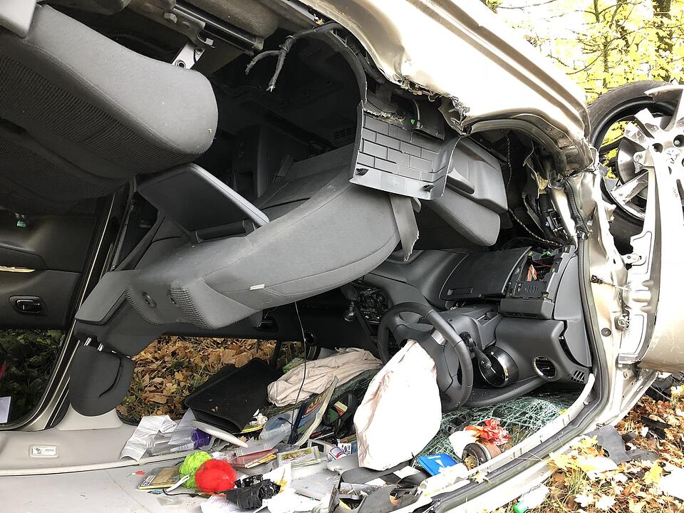 Schwerer Unfall im Kreis Nürnberg: Gegen Baum geprallt und überschlagen
