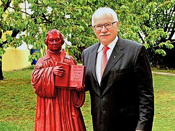 Das Lutherjahr 2017 wird bei Pfarrer Volkmar Gregori in besonderer Erinnerung bleiben und die Symbolfigur von Martin Luther ziert heute noch Pfarrhaus und Garten in Gleisenau.  Foto: Günther Geiling