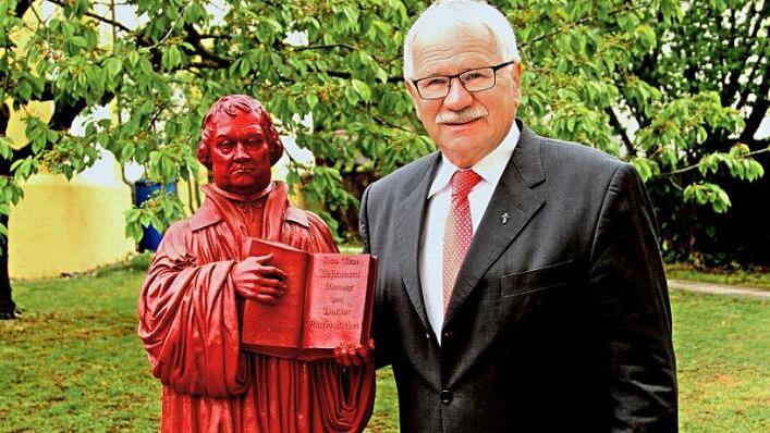 Das Lutherjahr 2017 wird bei Pfarrer Volkmar Gregori in besonderer Erinnerung bleiben und die Symbolfigur von Martin Luther ziert heute noch Pfarrhaus und Garten in Gleisenau.  Foto: Günther Geiling
