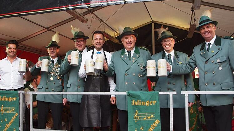 Festwirt Daniel Ivascenko, Platzmeister Dieter Brandmeier, Verkaufsleiter der Brauerei Leikeim, Christian Hoh, Bürgermeister Andreas Hügerich, Erster Schützenmeister Erwin Kalb, Geschäftsführer Andreas Leikeim und Dritter Schützenmeister Hans-Georg Rießner stoßen auf das Gelingen des Schützenfestes an. Foto: Alfred Thieret