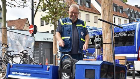Ronald Baumüller präsentierte stolz den Bollerwagen, den die Jugendgruppe gebaut hat.  Fotos: Uschi Prawitz