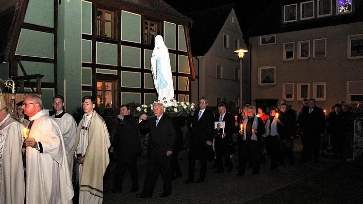 Die Lourdes-Madonna wurde von den Erbauern Georg Geyer, Andreas Haas, Harald Dorsch sowie Lothar Güßregen zur Grotte getragen.