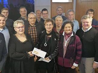 Freude herrschte bei Caritas und Altenheimbesuchsdienst am Heiligabend. Vertreter von CSU, FU und JU Wallenfels &uuml;berreichten Spenden in H&ouml;he von insgesamt 600 Euro (vorne v. l.): JU-Ortsvorsitzender Matthias Zeitler, Caritas-Gesch&auml;ftsf&uuml;hrerin Cornelia Thron, CSU-Ehrenvorsitzender Reinhard M&uuml;ller-Gei, Gisela Zeitler vom Besuchsdienst, FU-Vorsitzende Charlotte Korn, CSU-Ortsvorsitzender Erich M&auml;hringer und Erster B&uuml;rgermeister Jens Korn.  Foto: privat