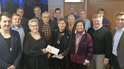 Freude herrschte bei Caritas und Altenheimbesuchsdienst am Heiligabend. Vertreter von CSU, FU und JU Wallenfels &uuml;berreichten Spenden in H&ouml;he von insgesamt 600 Euro (vorne v. l.): JU-Ortsvorsitzender Matthias Zeitler, Caritas-Gesch&auml;ftsf&uuml;hrerin Cornelia Thron, CSU-Ehrenvorsitzender Reinhard M&uuml;ller-Gei, Gisela Zeitler vom Besuchsdienst, FU-Vorsitzende Charlotte Korn, CSU-Ortsvorsitzender Erich M&auml;hringer und Erster B&uuml;rgermeister Jens Korn.  Foto: privat