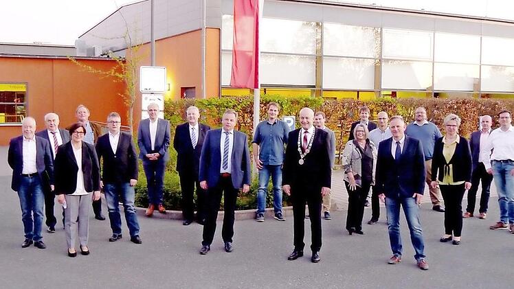 Sie vertreten den Eggolsheimer Marktgemeinderat bis 2026 (v.l.): Josef Arneth, Reinhard Stang, Hans-Jürgen Dittmann , Irmgard Heckmann, Arnulf Koy, Rudolf Fischer, Stefan Pfister, Harald Knorr, Georg Eismann, Zacharias Zehner, Bürgermeister Claus Schwarzmann, Martin Albert, Monika Dittmann, Johannes Maier, Frederik Jung, Christian Grieb, Wolfgang Nagengast, Agnes Fronhöfer, Christian Dormann, Martin Distler, Ulrike Nistelweck.  Foto: Sylvia Hubele