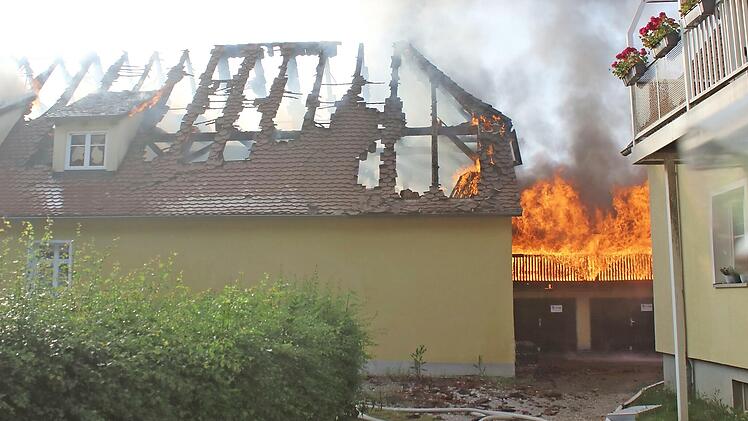 Der Dachstuhl des Haupthauses brannte völlig aus.