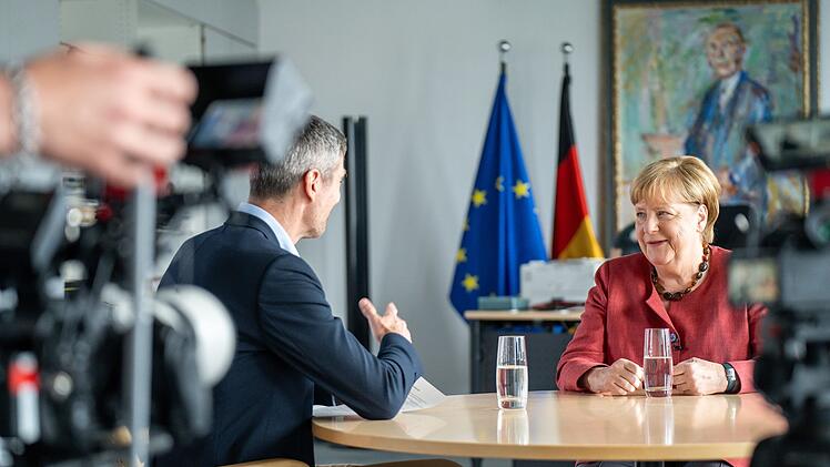 Trotz aller Kritik an ihrem einstigen Kurs hat sich Angela Merkel ihre gelassene Grundstimmung - und ihren Humor - erhalten.