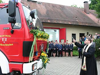 Pfarrer Stefan Pröckl segnete die Fahrzeuge und den Anbau ans Gerätehaus.  Fotos: Evi Seeger