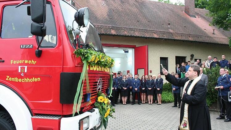 Pfarrer Stefan Pröckl segnete die Fahrzeuge und den Anbau ans Gerätehaus.  Fotos: Evi Seeger