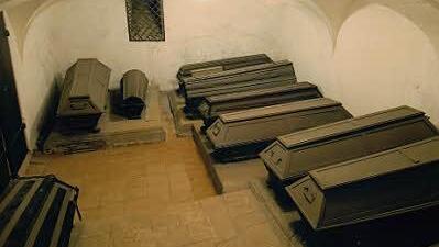 Blick in Raum I. Der Sarg von Prinz Friedrich Josias ist der zweite von vorne rechts. Foto: Frank Schulz, Sammlung Gerhard Eckerlein