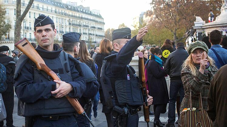 Französische Polizisten stehen Wache am Place de la République. Stefanie Rivière hat dort gestern eine Schweigeminute für die Opfer des Terrorakts eingelegt. Foto: dpa