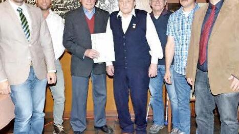 Langjährige Mitglieder des Gartenbauvereins wurden geehrt (von links): Kassier Thomas Hahn, Gemeinderat Ingo Moos, Friedrich Müller (50 Jahre), Alfred Friedrich (60), Manfred Reitmeier (40), 2. Vorsitzender Wolfgang Krause und Vorsitzender Herwig Neumann. Foto: Dieter Hübner